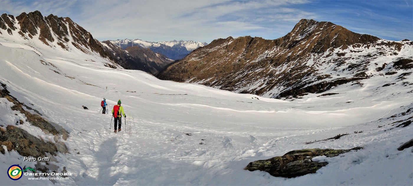 39 Al Passo di Lemma (2137 m) seguiamo a dx la traccia battuta per Cima di Lemma.jpg